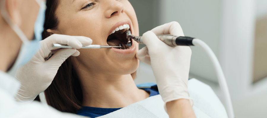 Piaskowanie zębów – na czym polega i jakie przynosi korzyści?
