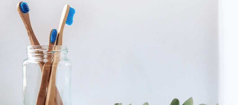 Implanty a higiena jamy ustnej jak dbac o implanty min Implanty a higiena jamy ustnej - jak dbać o implanty